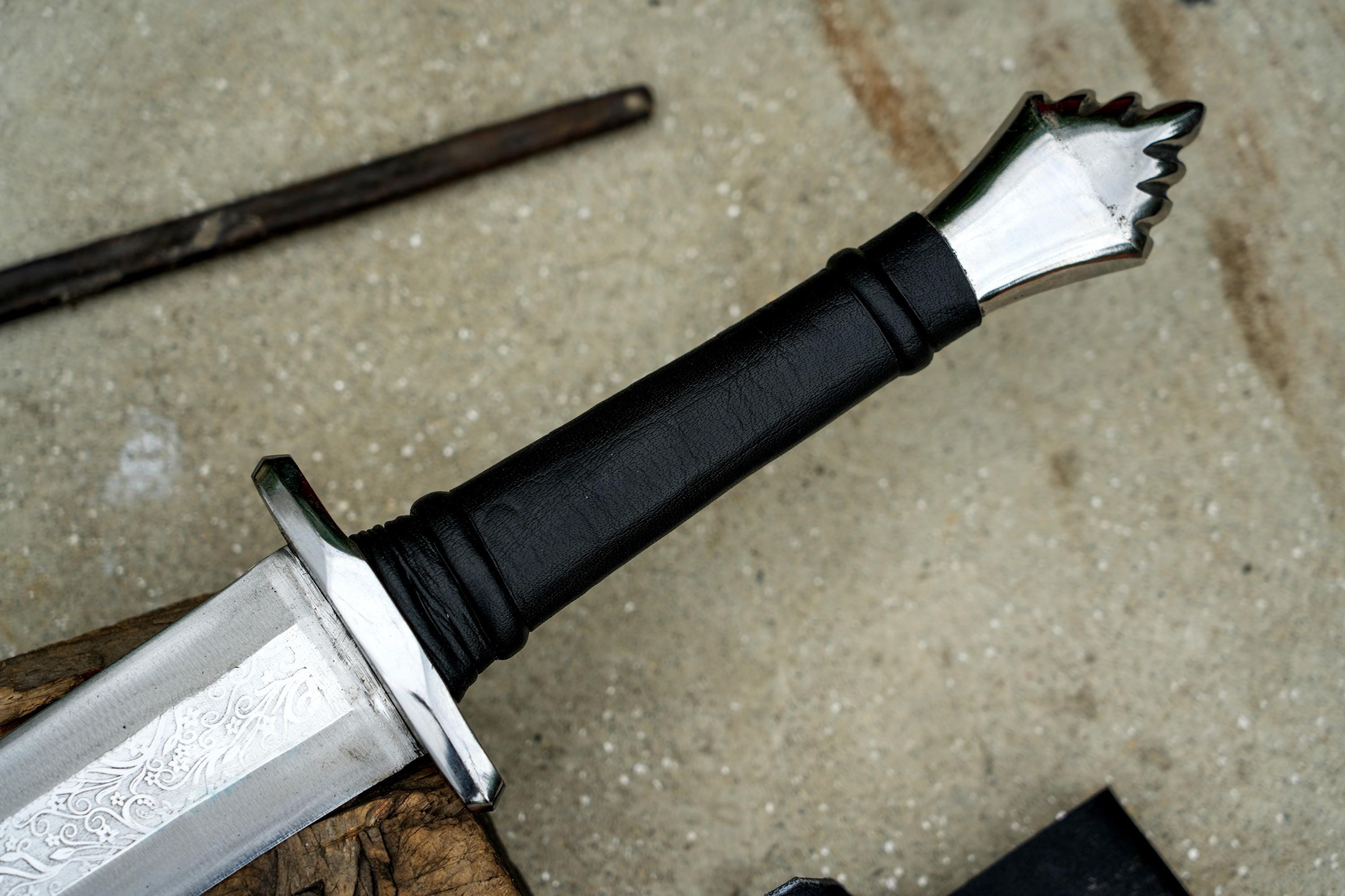 VIKING SWORD/25 inches Long Blade hand Made Sword/Leaf spring of truck/Rosewood Handle/Sharpen/Tempered/Flower pattern etched sword